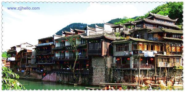 張家界、黃石寨、金鞭溪、袁家界、天子山、十里畫(huà)廊、黃龍洞、寶峰湖、天門(mén)山、鳳凰古城四日游